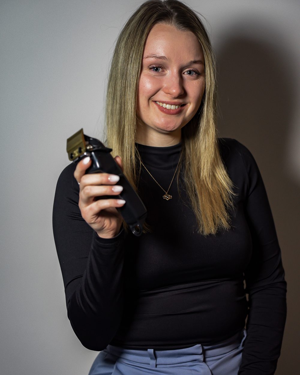 Emma Anderson, barbière au Barbier Privé à Sherbrooke, tenant une tondeuse