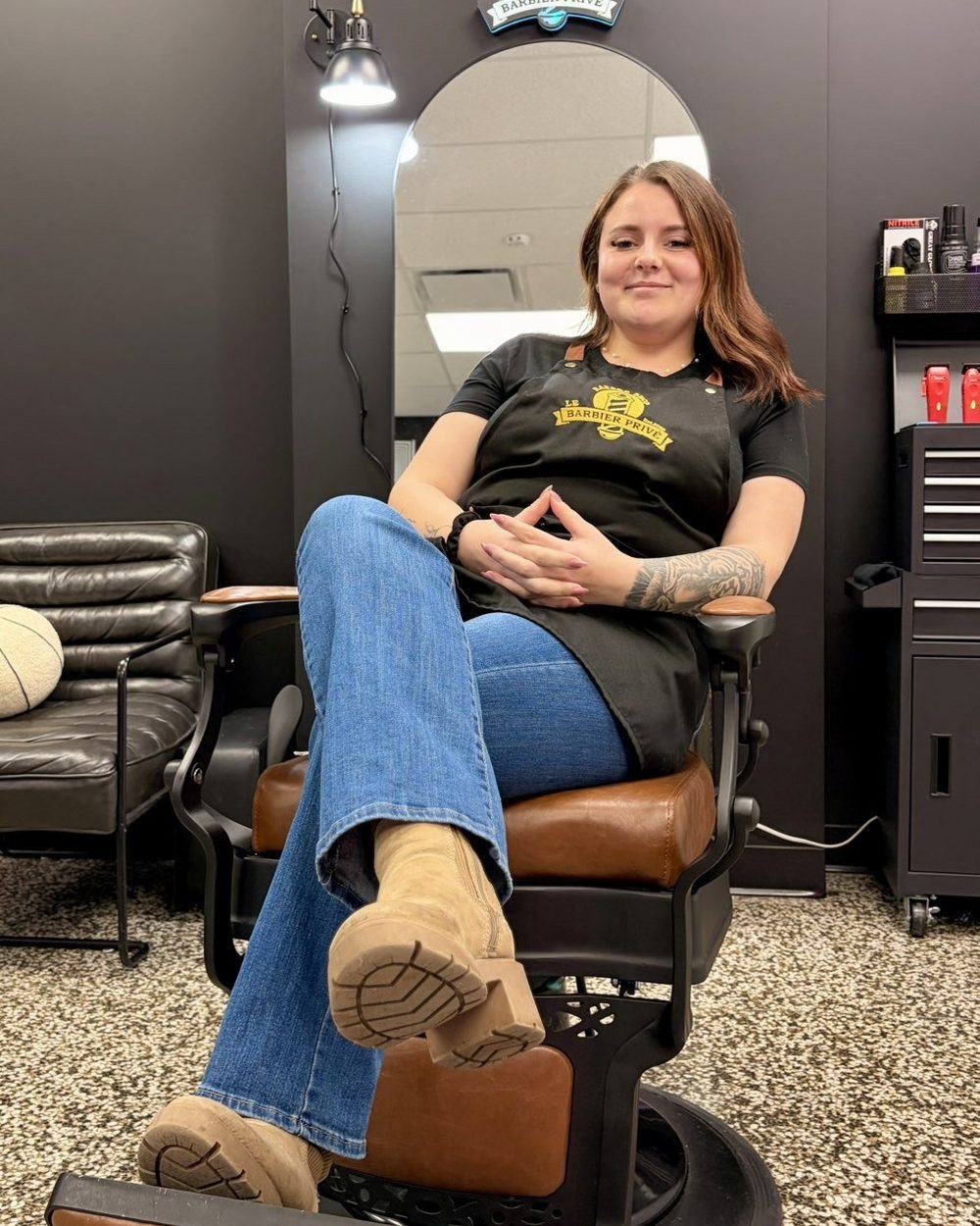 Sarah-Maude Fauteux, apprentie barbière, assise dans un fauteuil de barbier au Barbier Privé à Sherbrooke
